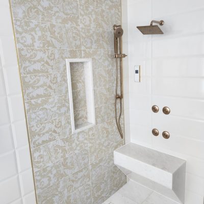 Master shower with niche and bench
